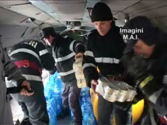 Elicopter al MAI, împărţind ajutoare TIR-urilor de pe A2